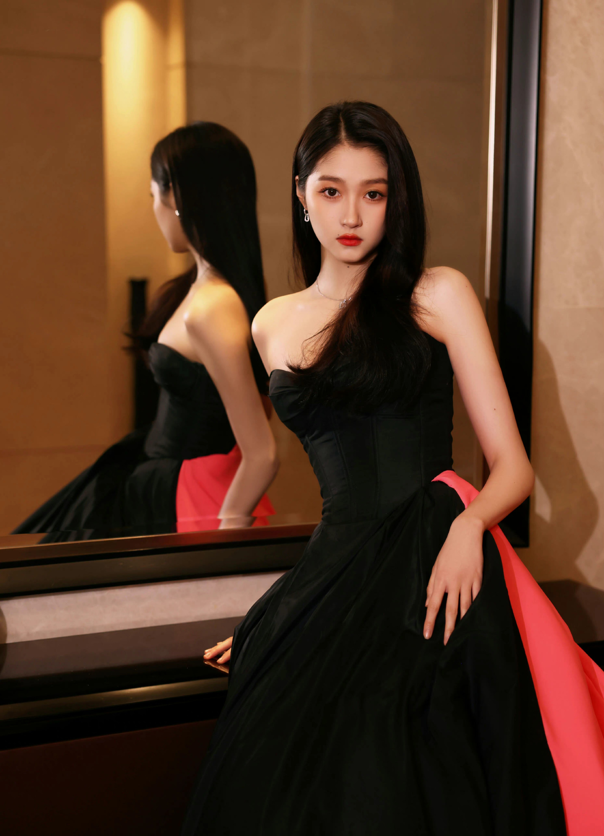 001OXMtPgy1h9ij8tvcghj62vc3z4b2902.jpg 关晓彤国剧盛典/芒果体育