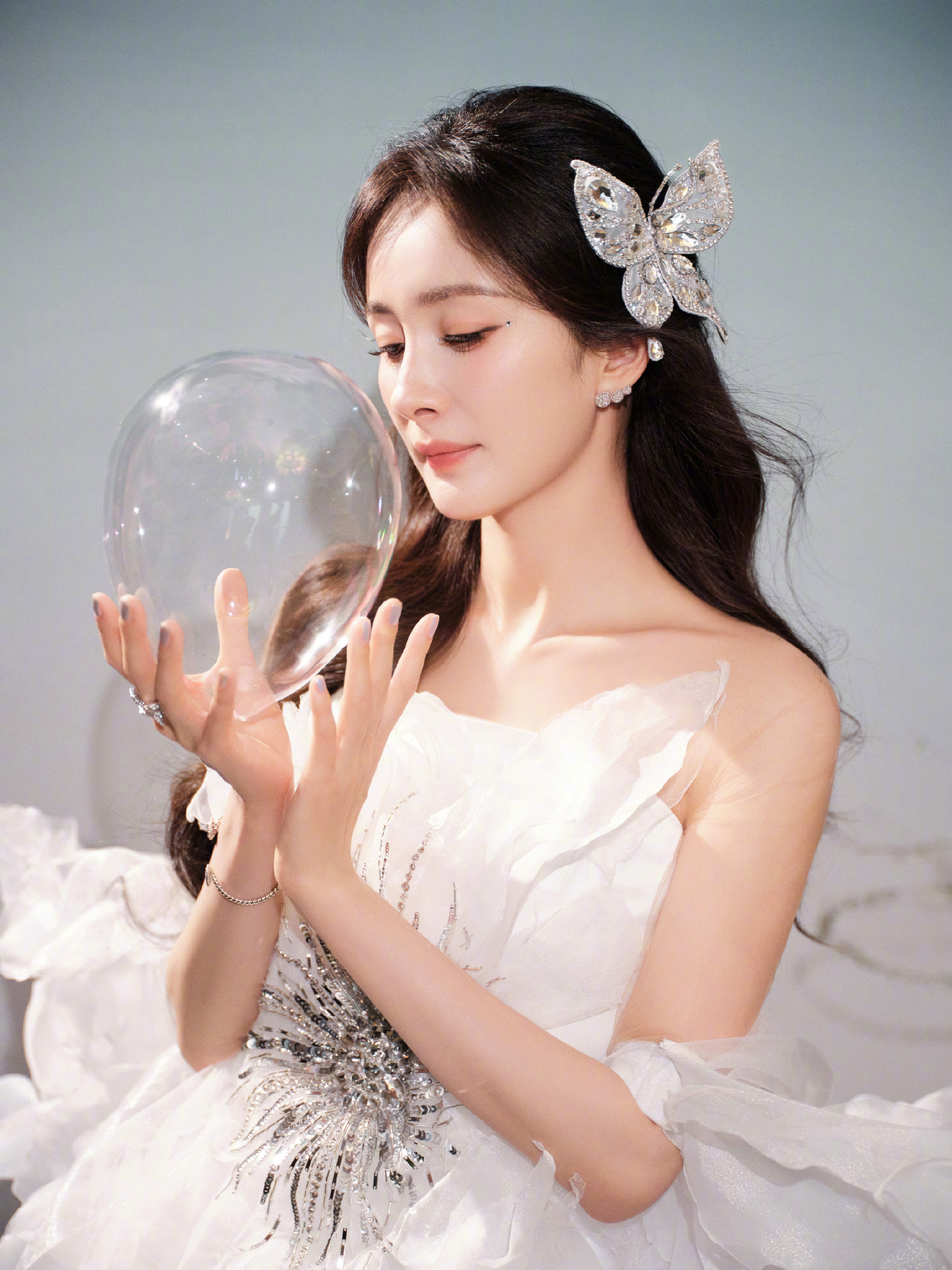 002ZLx3Bly1hx4am4qqgpj63dc4hsb2f02.jpg 杨幂跨年演唱会/芒果体育